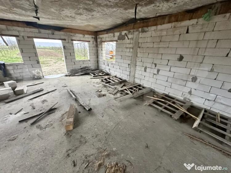Casă cu 5 camere cu Teren 2400 Mp în Central