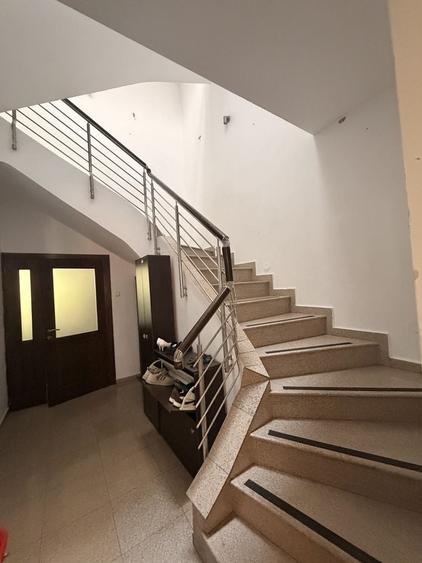 Casă individuală cu 9 camere cu Teren 300 Mp în Otopeni