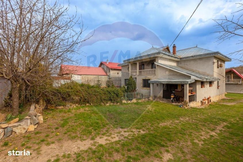 Casă cu 4 camere în Barați