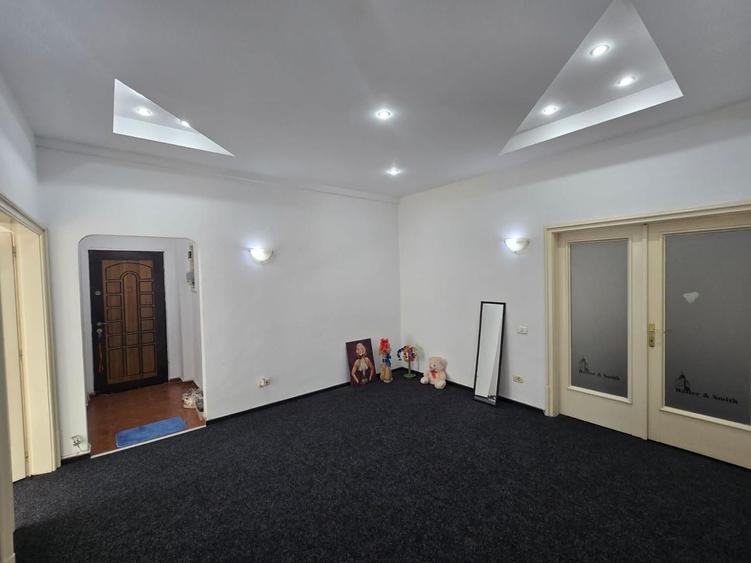 Apartament cu 4 camere decomandat, mobilat în P-ța Victoriei
