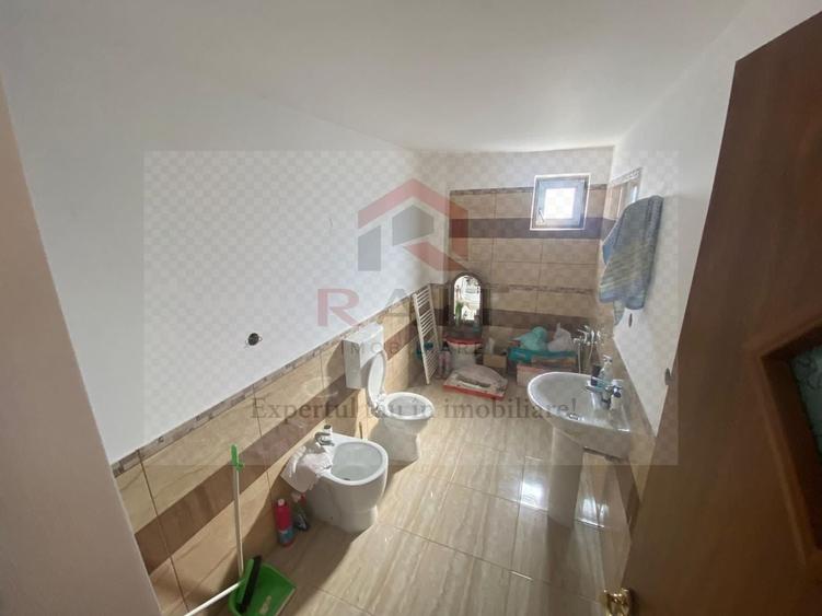 Casă individuală cu 6 camere cu Canalizare în Tigveni