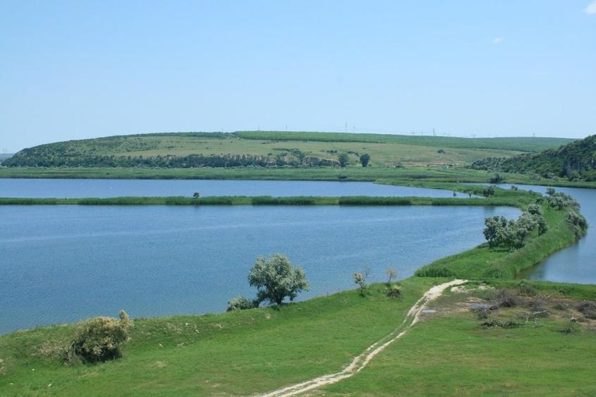 Teren agricol extravilan de 3410000 mp, în Peștera