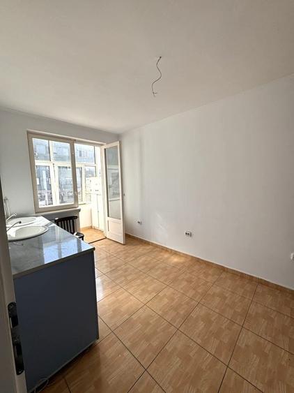 Apartament cu 3 camere decomandat în P-ța Mihai Viteazul