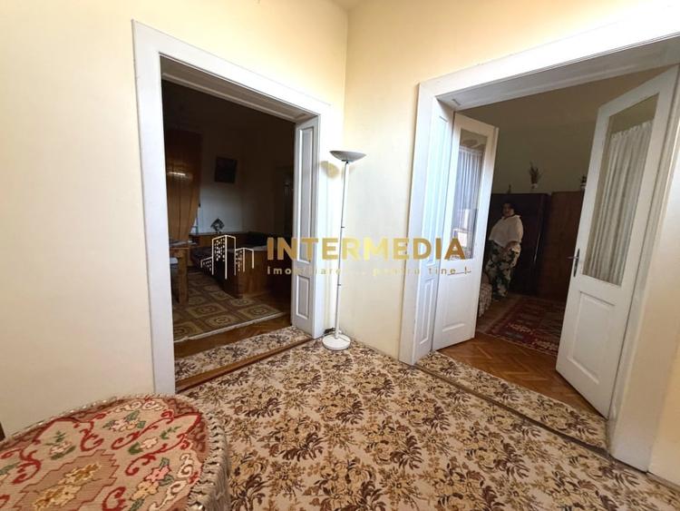 Casă individuală cu 6 camere cu Canalizare în Central