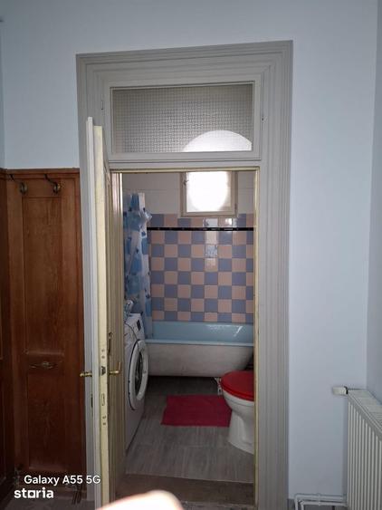 Apartament cu 3 camere semidecomandat în Schei