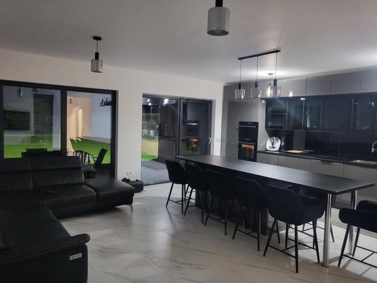 Casă individuală cu 4 camere cu Piscina în Iris