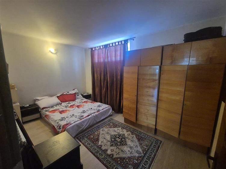 Casă individuală cu 5 camere cu Teren 200 Mp în Central