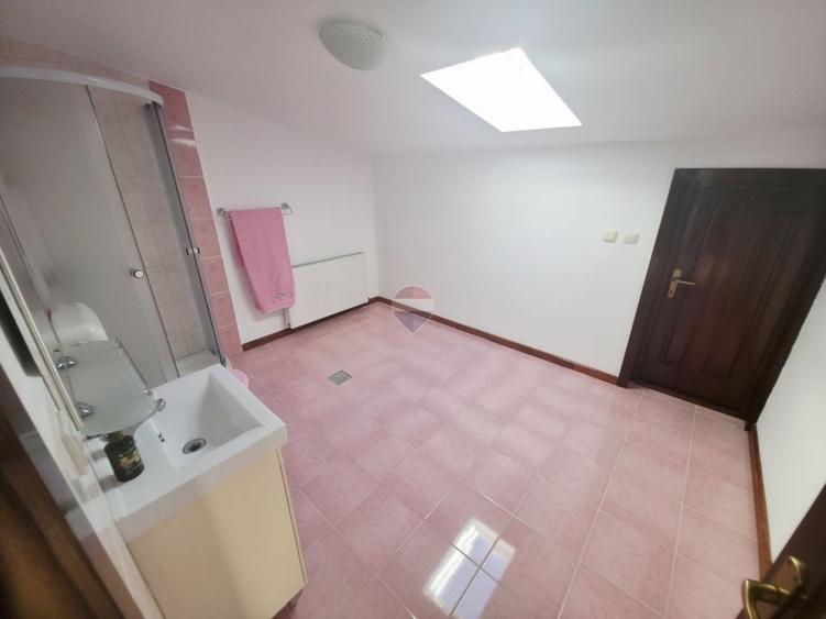 Casă individuală cu 5 camere cu Teren 1779 Mp în Izvoare (Dumbrava Roșie)