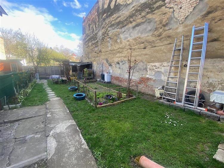 Casă cu 3 camere cu Teren 242 Mp în Central