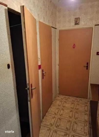 Apartament cu 3 camere semidecomandat în Păcii