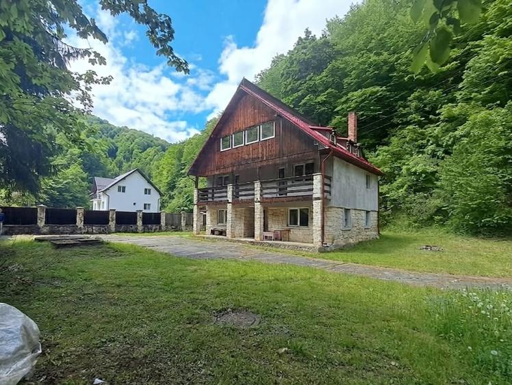 Casă individuală cu 9 camere cu Teren 750 Mp în Someșu Rece