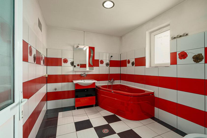 Casă cu 6 camere cu Canalizare în Giulești Sârbi
