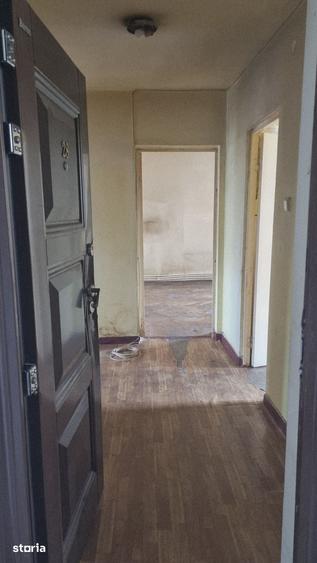 Apartament cu 3 camere decomandat în Petros