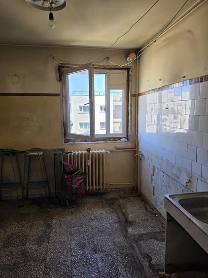 Apartament cu 3 camere semidecomandat în Câmpia Libertății