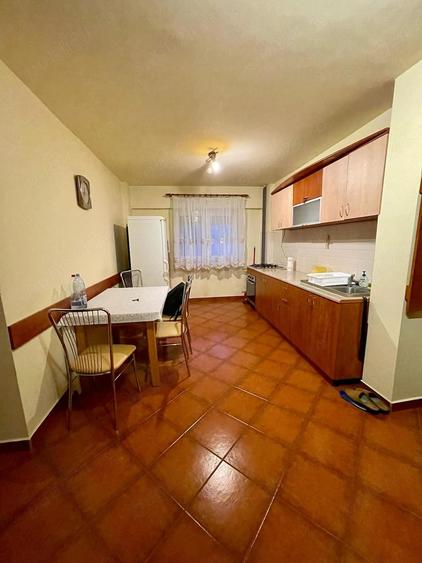 Apartament cu 3 camere decomandat în Aradului