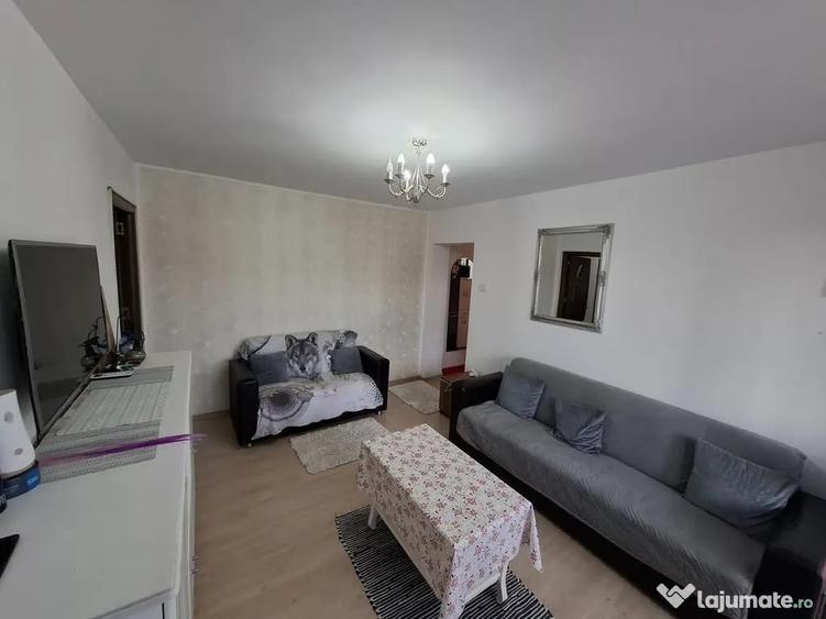 Apartament cu 3 camere semidecomandat în Brătianu