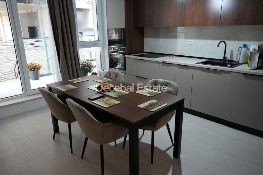 Apartament cu 3 camere semidecomandat, mobilat în Nord