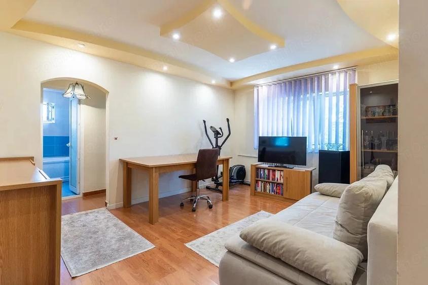 Apartament cu 3 camere semidecomandat în Inel I