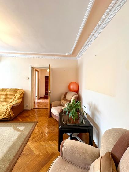 Apartament cu 3 camere semidecomandat în Titan