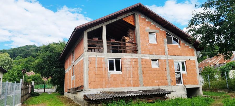 Casă individuală cu 4 camere cu Teren 2446 Mp în Manga