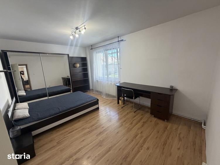 Apartament cu 3 camere decomandat în Cornișa