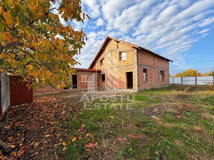 Casă individuală cu 5 camere cu Canalizare în Uliuc