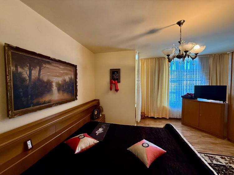 Casă cu 10 camere cu Teren 650 Mp în Călugareni