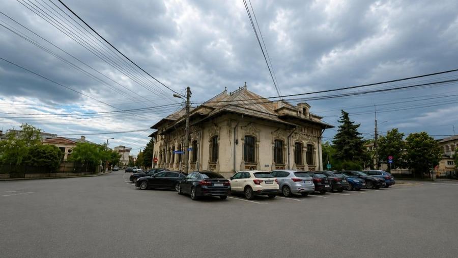 Casă individuală cu 20 camere cu Teren 1027 Mp în Democrației