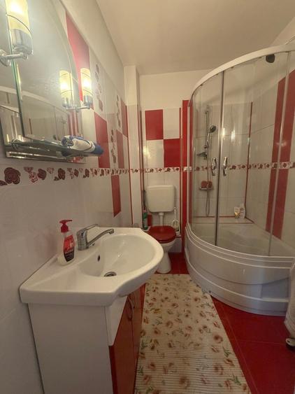 Casă individuală cu 9 camere cu Teren 600 Mp în Central