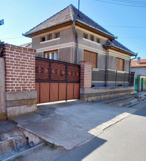 Casă cu 4 camere cu Teren 850 Mp în Cut