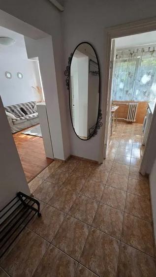 Apartament cu 2 camere semidecomandat, mobilat în Pajura