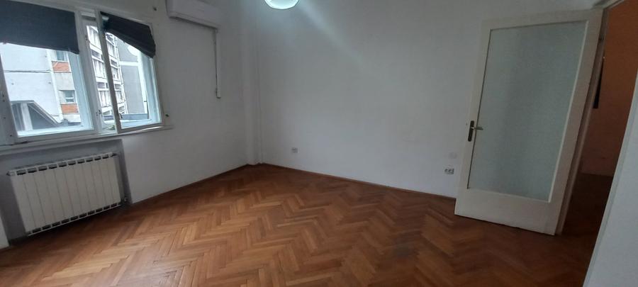 Apartament cu 3 camere decomandat în P-ța Universității