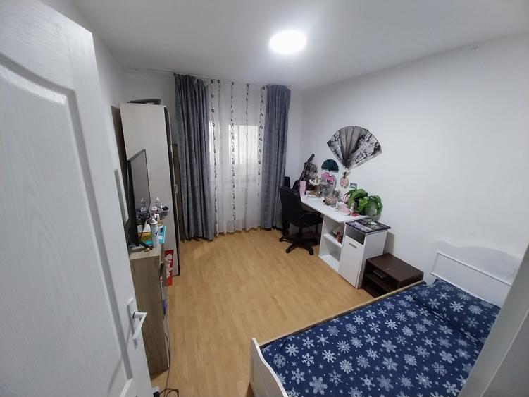 Apartament cu 3 camere decomandat în Nicolina
