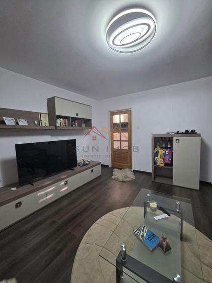 Apartament cu 3 camere semidecomandat în Câmpinița