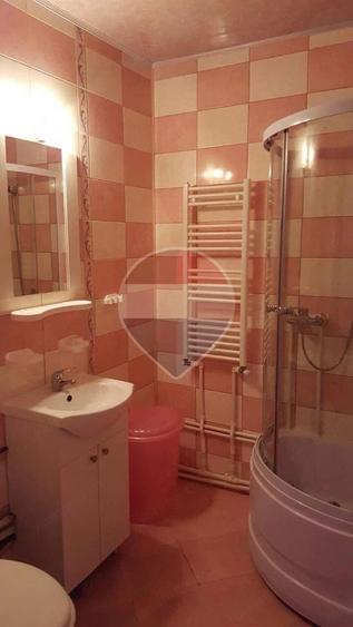 Apartament cu 3 camere semidecomandat în Podu Roș
