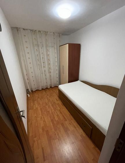 Apartament cu 3 camere semidecomandat în Vest