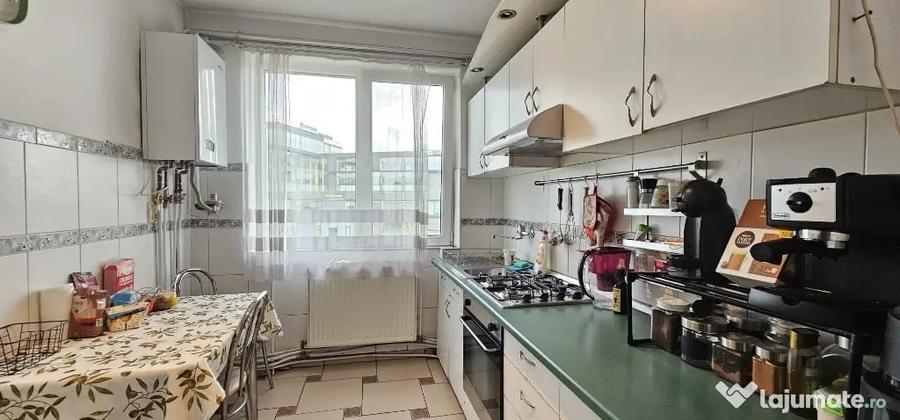 Apartament cu 3 camere semidecomandat în Tineretului