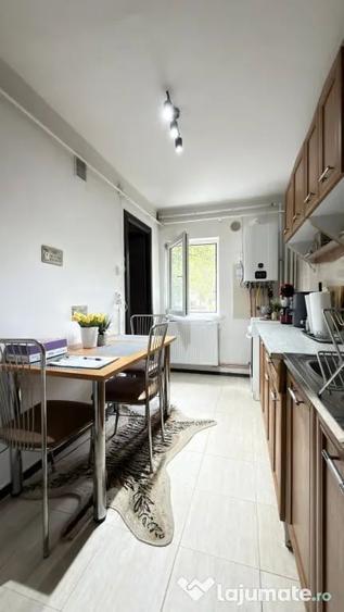 Apartament cu 3 camere decomandat în Central