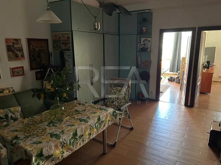 Apartament cu 3 camere semidecomandat, mobilat în Matei Voievod