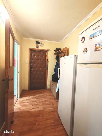Apartament cu 3 camere semidecomandat în Negru Vodă