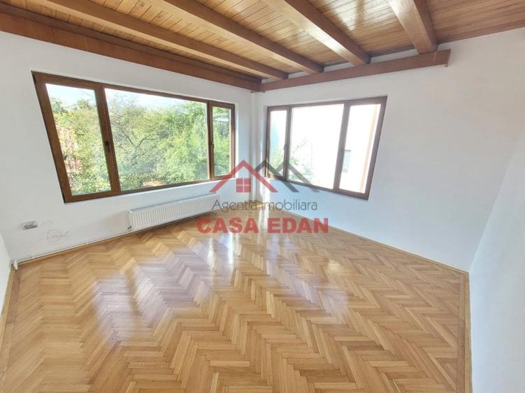 Casă individuală cu 6 camere cu Teren 550 Mp în Central