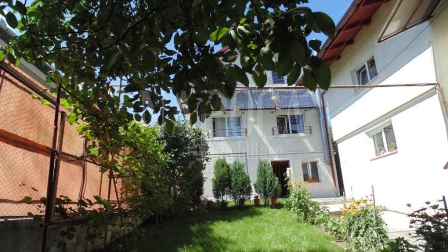 Casă individuală cu 11 camere cu Canalizare în Dâmbul Rotund