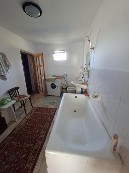Apartament cu 4 camere decomandat în Gioseni