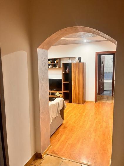 Apartament cu 2 camere semidecomandat în Craiovei