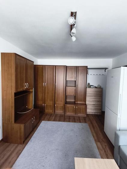 Apartament cu 2 camere semidecomandat, mobilat în Soarelui