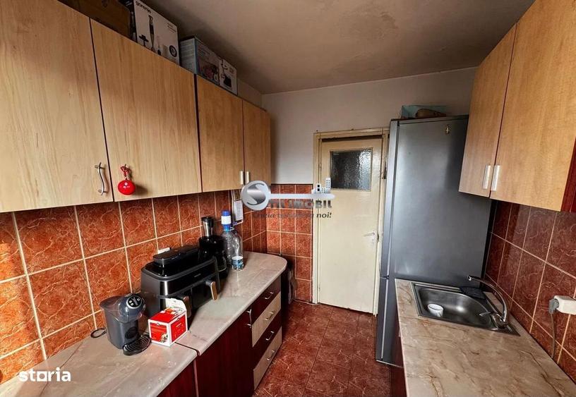 Apartament cu 3 camere semidecomandat în Podu Roș