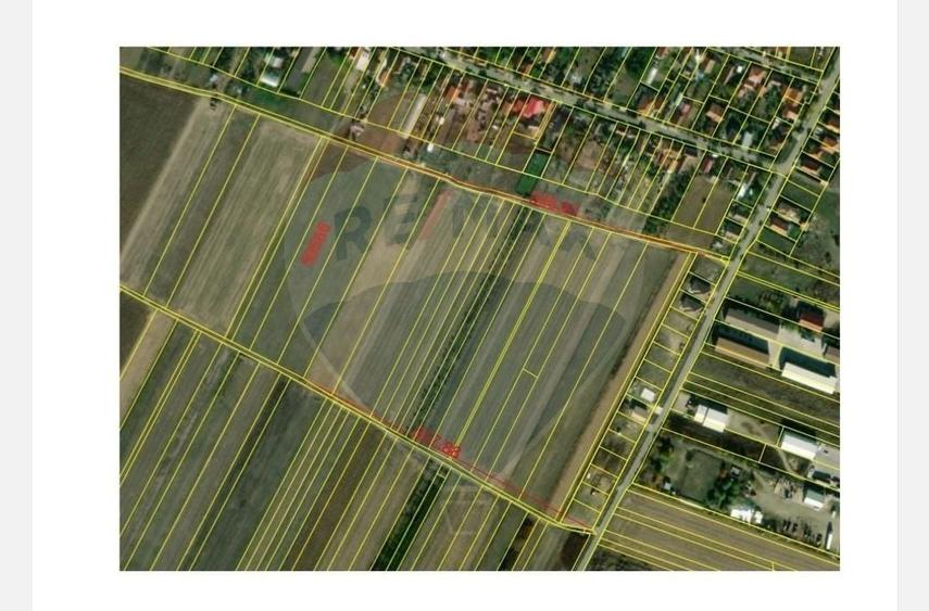 Teren agricol intravilan de 5700 mp, în Sântion