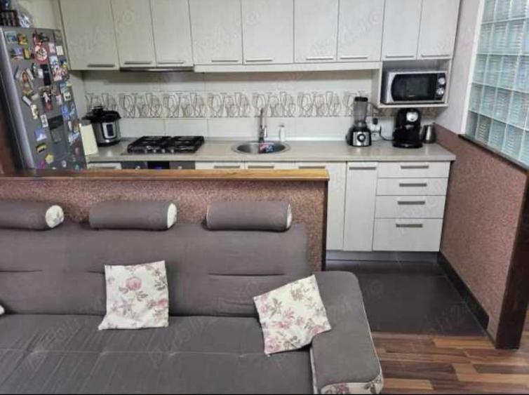 Apartament cu 3 camere semidecomandat, mobilat în Florești — fotografia 1