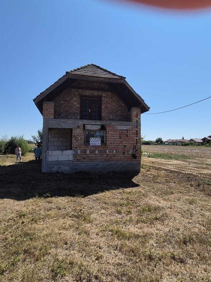 Teren de 3700 mp, în Lazuri