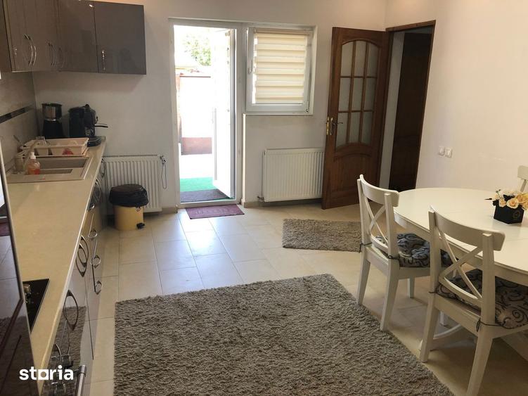 Casă cu 7 camere cu Teren 480 Mp în Apărătorii Patriei